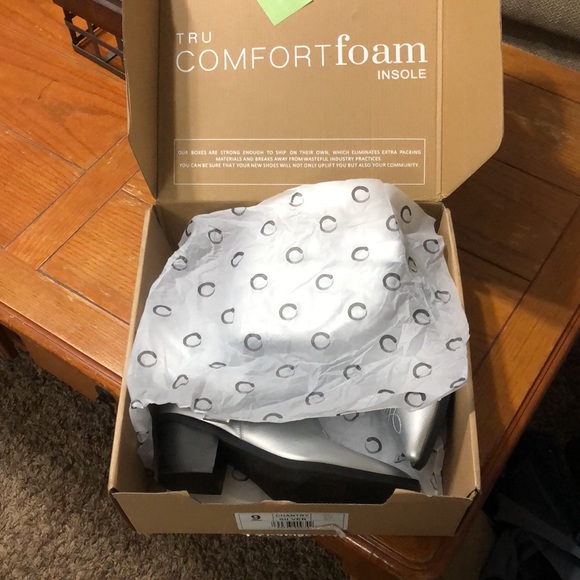 BRAND NEW SILVER BOOTS! - Picture 5 of 10